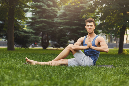 年轻人练习 yogaoutdoors