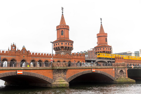 U 铁路火车通过 Oberbaum 桥梁在柏林, 德国