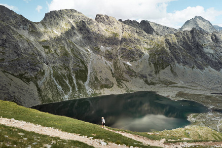高 Tatras, 斯洛伐克 妇女考虑惊人的湖和山
