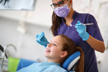 牙科椅修复牙的年轻女性患者