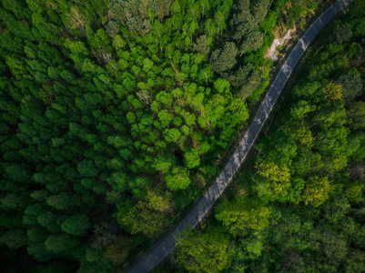 空旷的路进入荒野, 空中无人驾驶的视线