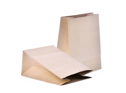 在白色背景下回收棕色纸袋。包装