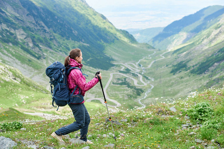 美丽女性徒步旅行高山景观 如诗如画的欧洲度假