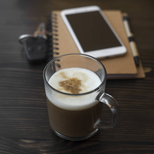 一杯咖啡, 组织者和手机在办公桌上