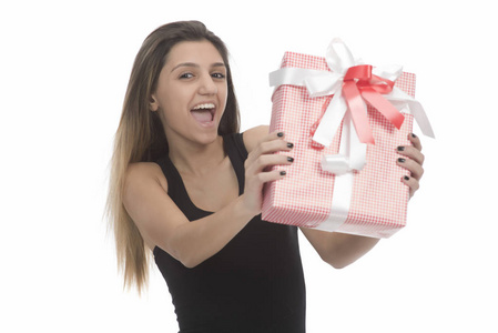 年轻美丽的女性手持礼品盒。在白色背景上被隔离