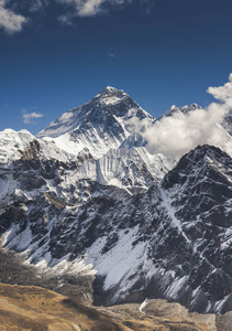 珠穆朗玛峰山顶从喜马拉雅山 Gokyo, 在尼泊尔徒步旅行