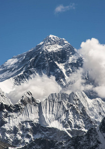 珠穆朗玛峰山顶从喜马拉雅山 Gokyo, 在尼泊尔徒步旅行