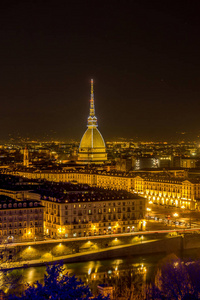 都灵全景与鼹鼠 antonelliana 在夜间