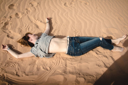 女孩在沙漠中享受一天的乐趣