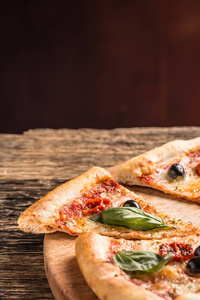 披萨.美味的新鲜意大利比萨在老木桌上服务