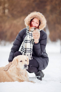 冬天, 在拉布拉多旁边蹲下的快乐女子照片