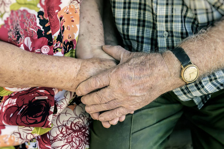 老夫妇的手, 牵手的老人一起特写, 关系的概念, 婚姻和老人, 友谊和爱的男人和女人
