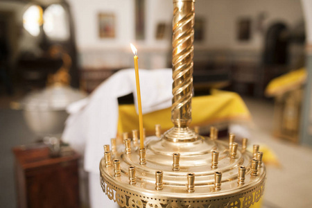 蜡烛烛台在教堂内的宗教仪式中燃烧蜡烛