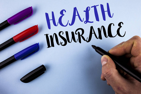 概念性手写显示健康保险。商业照片文本健康保险信息覆盖医疗服务提供商写的纯背景标记旁边的人