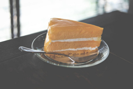 橙色蛋糕与樱桃。美味的甜点。美味自制面包师