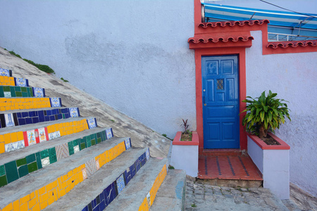 多彩的门和楼梯在里约热内卢，巴西