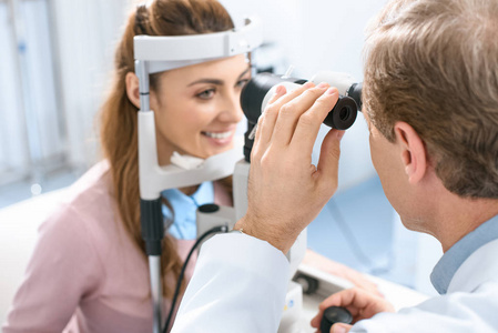 眼科用狭缝灯检查病人视力的临床研究
