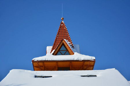 backgro 雪盖屋顶三角形阁楼窗