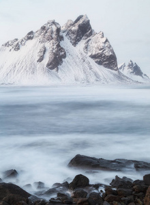 Vestrahorn 和 Brunnhorn 山从 Stokksnes 在冰岛