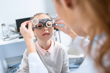 眼科检查儿童眼与临床试验框架的选择性聚焦