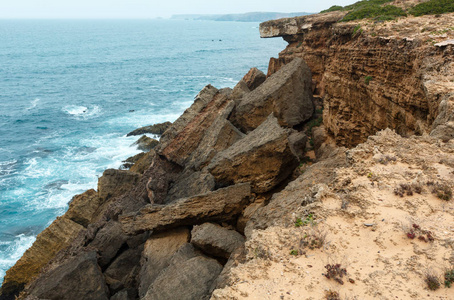 夏季大西洋岩石海岸葡萄牙阿尔加维。