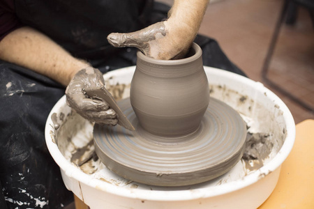 艺术家在旋转车轮上做陶土陶器