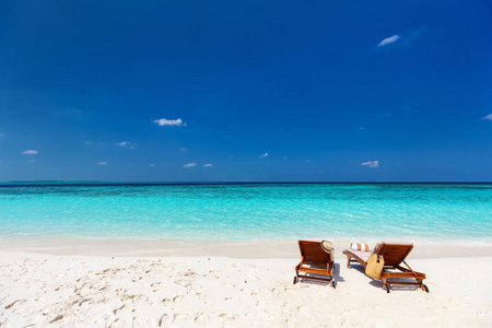 在马尔代夫美丽的热带海滩上木椅