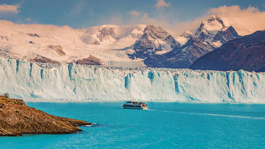 巴塔哥尼亚和旅游船上的冰川佩里托莫雷诺观