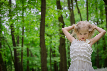 春天森林里跳舞的可爱的小女孩