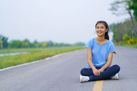 公园里的女人坐在路上