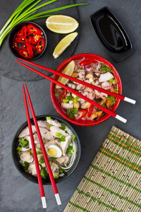 亚洲汤配虾和蔬菜。石头背景的顶部视图