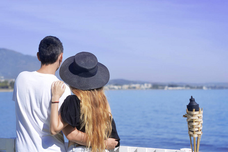 年轻的一对旅行者 beackground 海海。夏日热带海滩上快乐的情侣。度假, 旅游, hooneymoon。第一分钟最后