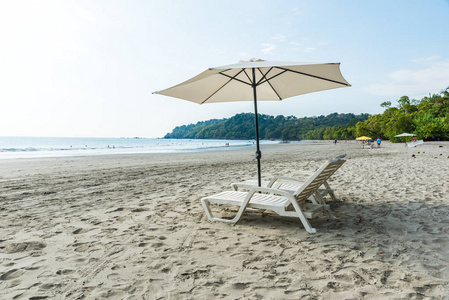 Espadilla 在圣安东尼奥公园海滩上的椅子阳伞哥斯达黎加