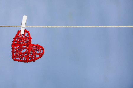 红色的心挂在绳子上