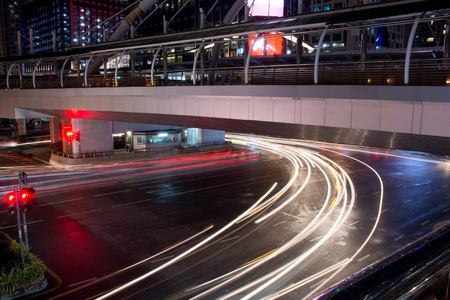 城市背景下夜间交通拥堵的道路上的轻型汽车曝光
