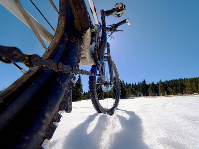 山地自行车留在粉雪。迷失的道路在深雪堆。雪片融化在黑暗的道路轮胎。冬天天气在领域