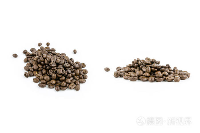 在白色背景上的咖啡豆