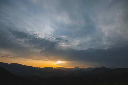 在山与太阳在黎明美丽的夏天风景