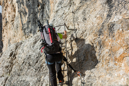 登山者提升金属梯以处理竖壁