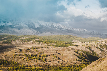 美丽的雪山山顶景色。五颜六色的山谷与岩石