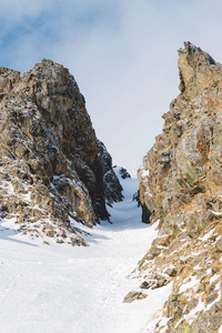 关闭。在尖锐的岩石之间的雪 couloir 的看法