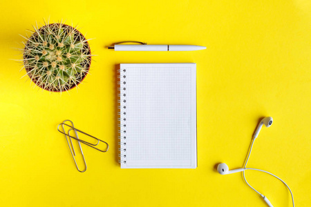 笔记本办公桌上有笔记本文具和办公用品。顶部观景台, 平躺黄颜色背景概念