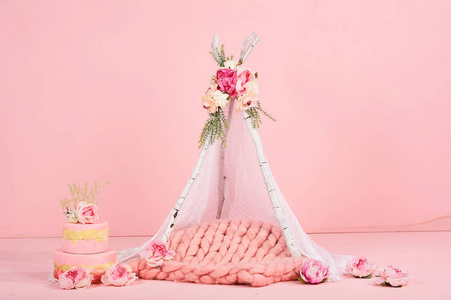 带粉红色背景蛋糕的儿童白色遮阳篷