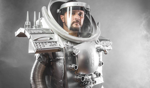 挑战者宇航员, 太空人的服装用纸板和碎片的回收, 想象力和创造力