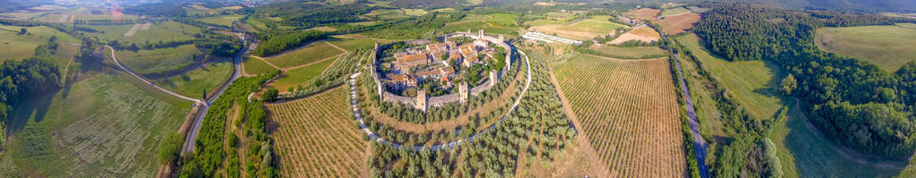 开放乡村圆形围墙环绕的中世纪小城镇鸟瞰图