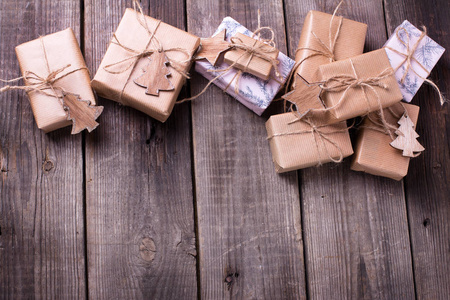 包装礼品盒与礼物在老木背景。选择性对焦。从上面查看。文本位置