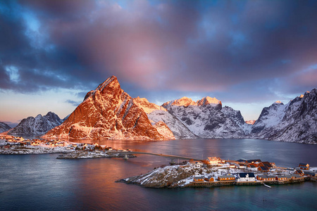 挪威罗弗敦群岛风景如画的渔村美丽的日出景观