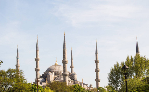 外部视图中的奥斯曼风格清真寺在伊斯坦布尔