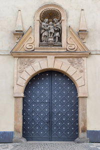 圣托马斯教堂的侧门。小的一面。布拉格