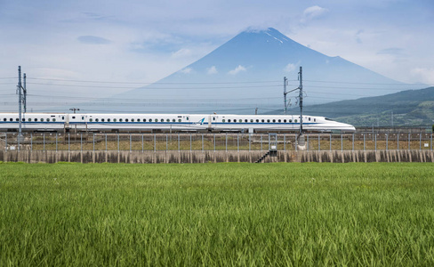 静冈县7月03日 新干线子弹头列车和山富士在 2017年7月03日, 静冈县, 日本。新干线是世界上最繁忙的高速铁路, 由四